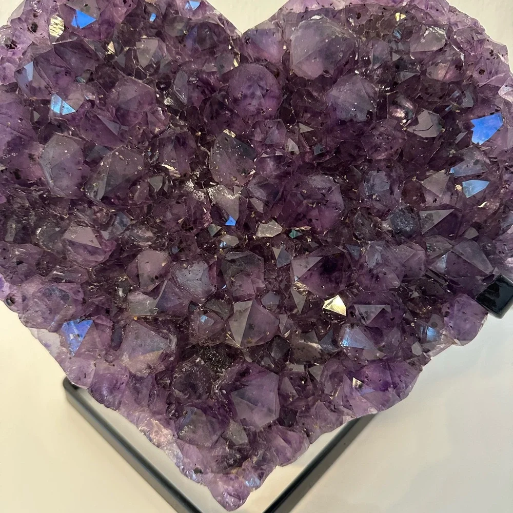 BNWT Heart-Shaped Amethyst Crystal Geode with custom stand 10.5 x 9.5 - Picture 4 of 4